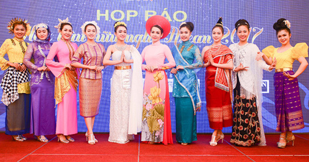Các người đẹp Asean trong trang phục dân tộc trong buổi công bố cuộc thi.